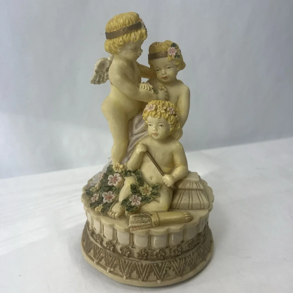 Angels Flower Bed Porcelain - with Wind-up‎ Musical Box.  Tested & Works.
